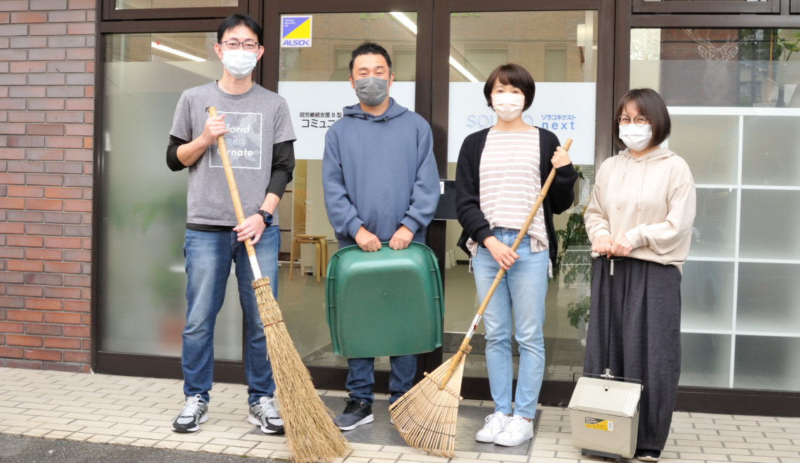 地域の公園清掃や市営住宅の草刈り作業の画像