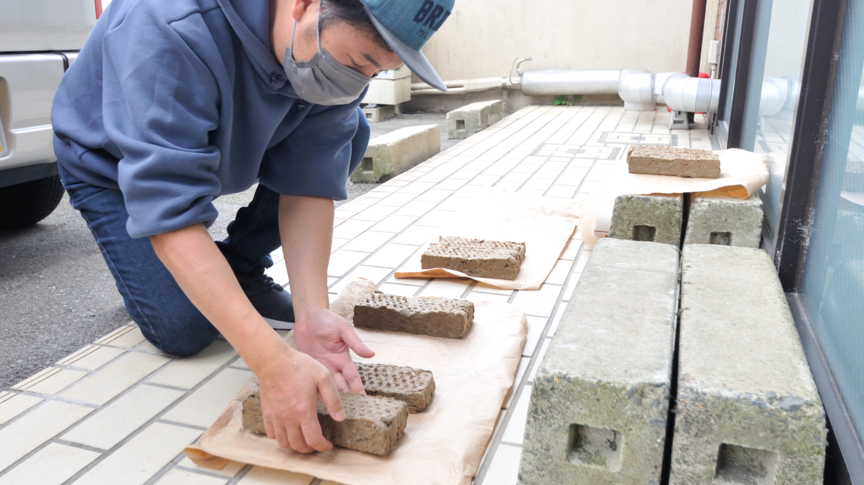 弁当箱の組み立て作業の画像